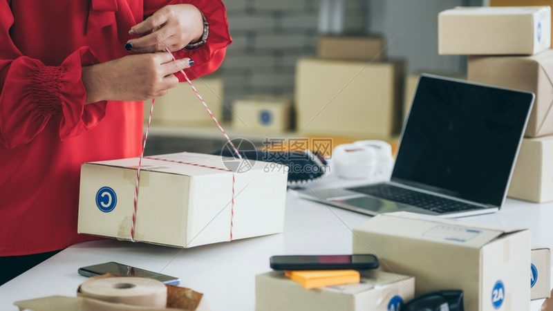 在选择电商孵化中心资质代办服务商时，以下核心关注点不容忽视：